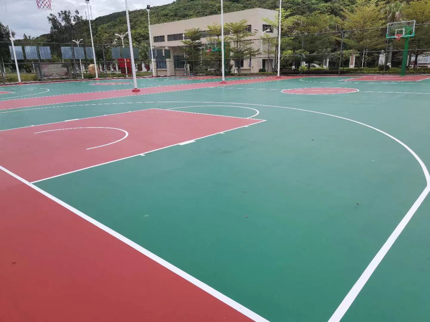 硅pu籃球場(chǎng)造價(jià)與選擇，2023溢邦體育廠家報(bào)價(jià)